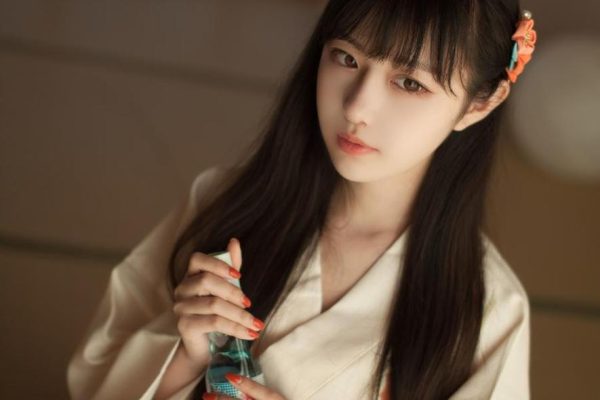 让Shika小鹿鹿吉他妹妹图片的cos作品，带你逃离现实