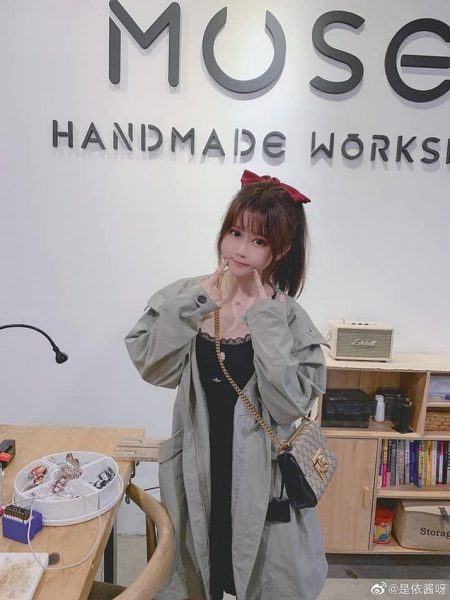 是依酱呀微博相册图集，高清原图展示cos之美