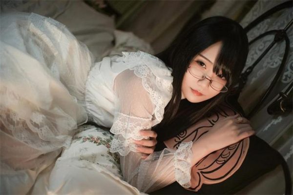 图片中的晓美嫣，美得如同画中人