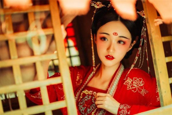 沧霁桔梗cos狐狸：妖娆身姿，美图合集震撼呈现