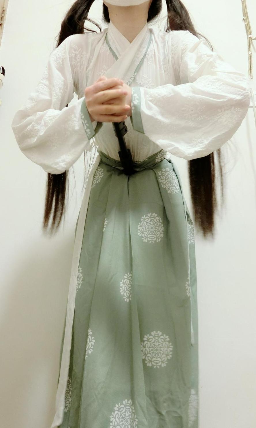 仿佛走进了校园，西尔酱的cos技艺让深圳校服图片更显真实。