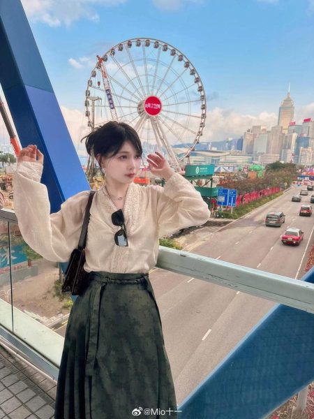 Mio十一的作品充满着甜蜜的爱意，感动人心。