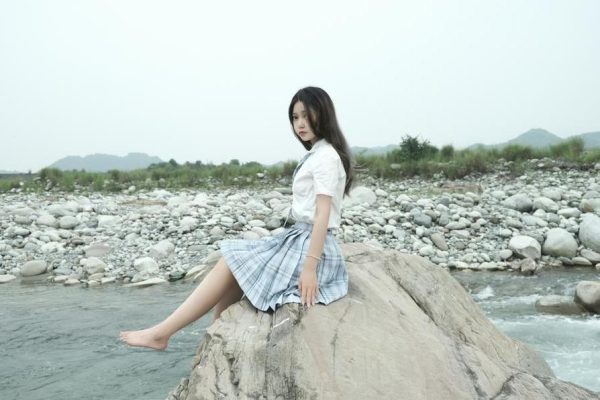 Eloise软软5套充满艺术气息的作品：绚丽套装图集