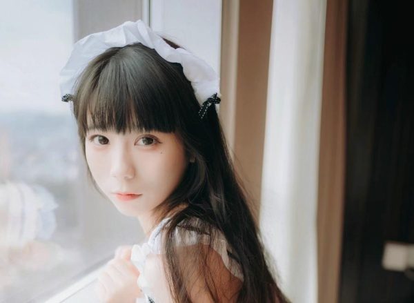 活力四溢的泳池少女，用usejan蓝蓝白衣竞泳的美图诠释自我