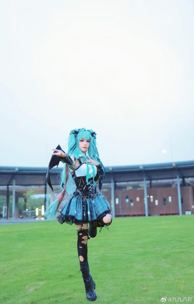 九九八吖钻石最新cos作品：穿越时空，化身不同世界的女英雄