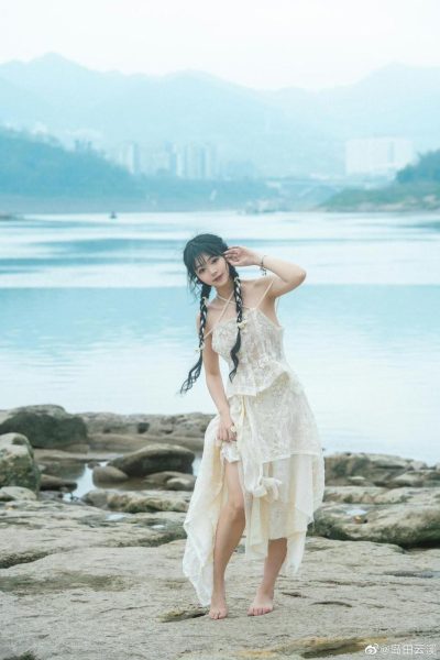 云溪溪双人旗袍美图：水墨山水里的古代美人儿