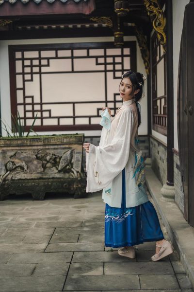 悠闲时刻，欣赏如月灰蓝白原图。
