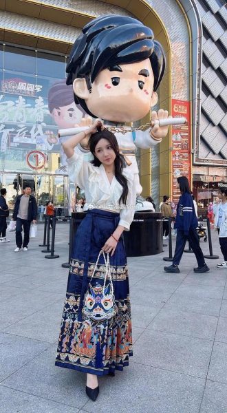 这些小女巫露娜普通镭射紫的图片简直是一个个珍品