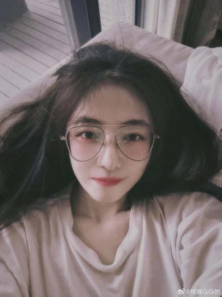 樱晚gigi的新浪微博弹琴之美图集赏析