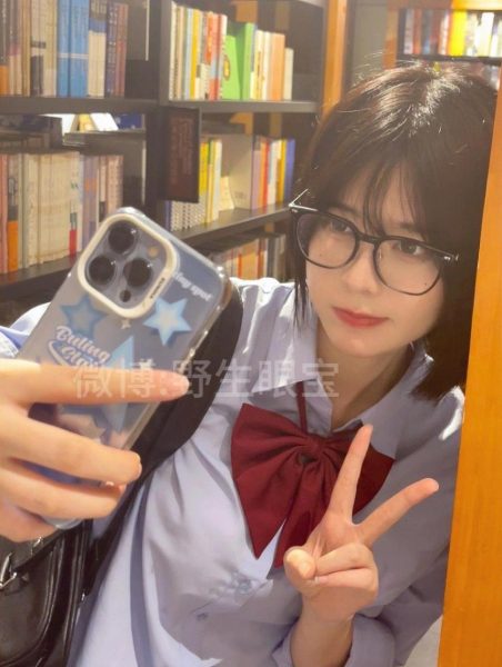眼酱大魔王男的女的：独特摄影风格带来的美图