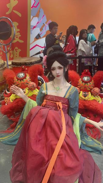 火辣登场！阮邑fairy大象红色照片，超美呈现