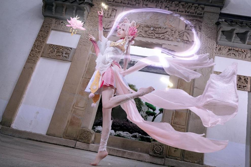 露儿大魔王车模原图：青涩少女带来的斗更制服风俗
