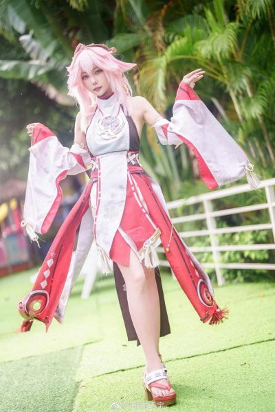 用香草喵露露白绿套装cosplay完美地诠释出角色的形象
