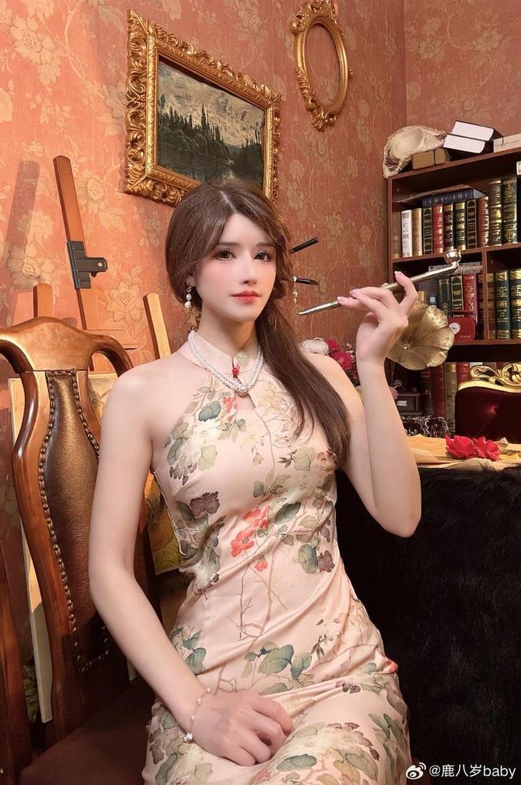 《神明少女鹿八岁原图图包》带你进入充满原创精神的cos世界